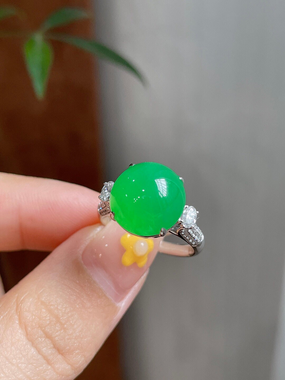 冰甜阳绿蛋面戒指